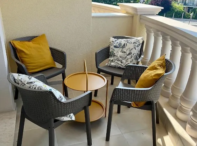 Sunny In Bellicity Complex *